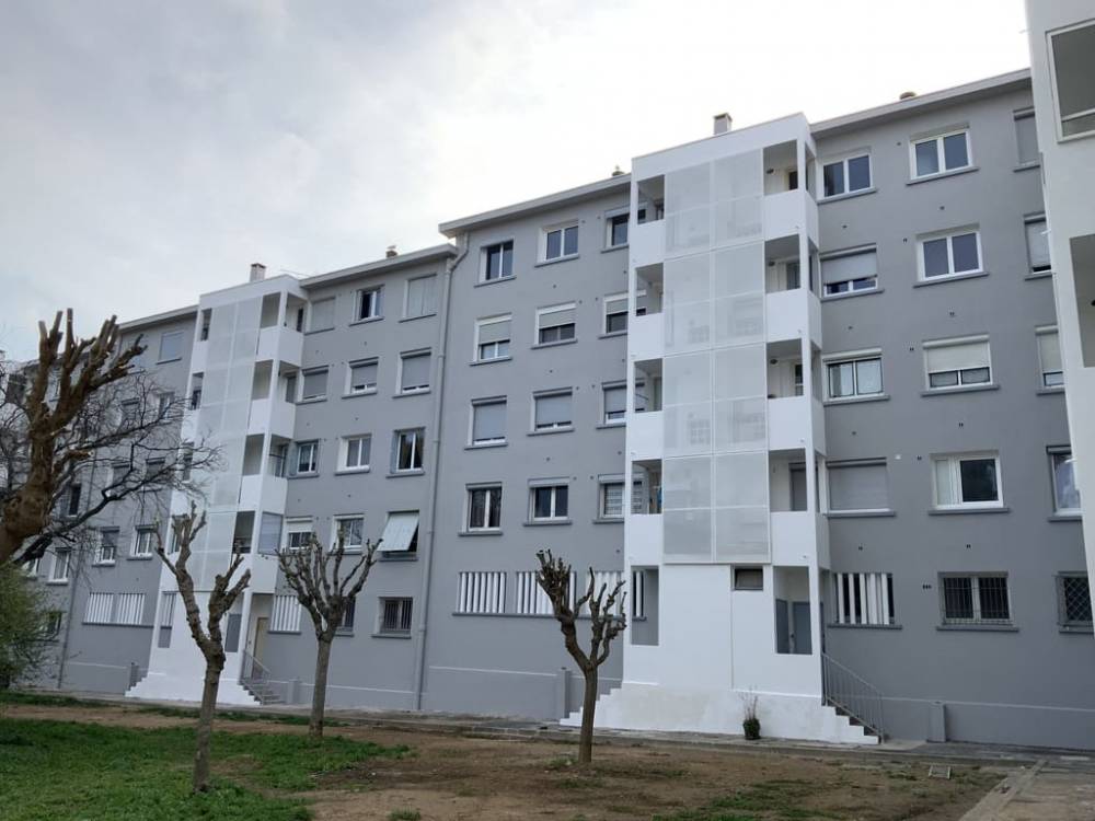 facade-immeuble-gris-blanc-02.jpeg